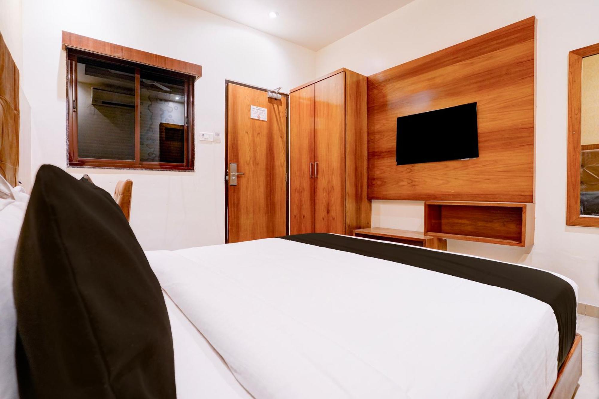Super Townhouse Oak Times Square Le Western Mumbai Bagian luar foto