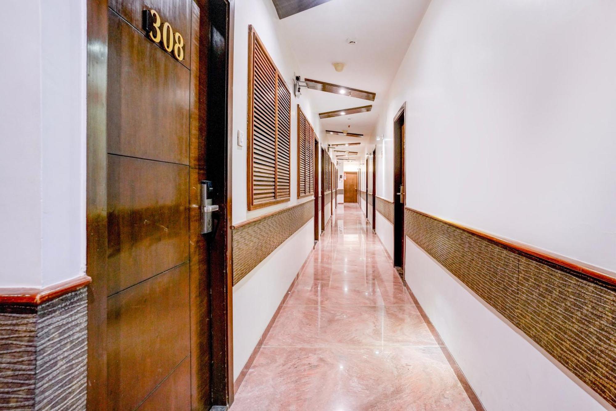 Super Townhouse Oak Times Square Le Western Mumbai Bagian luar foto