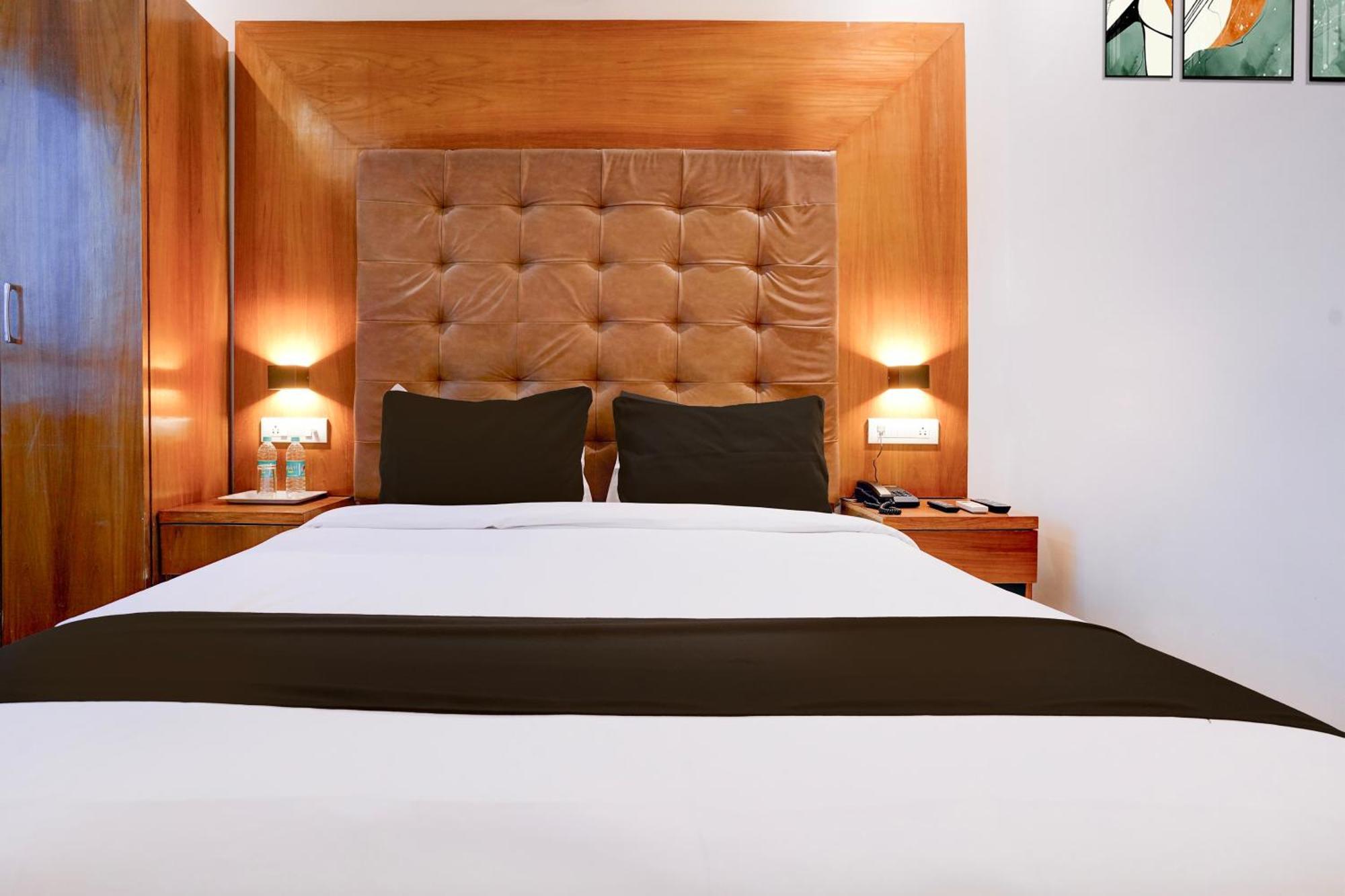 Super Townhouse Oak Times Square Le Western Mumbai Bagian luar foto