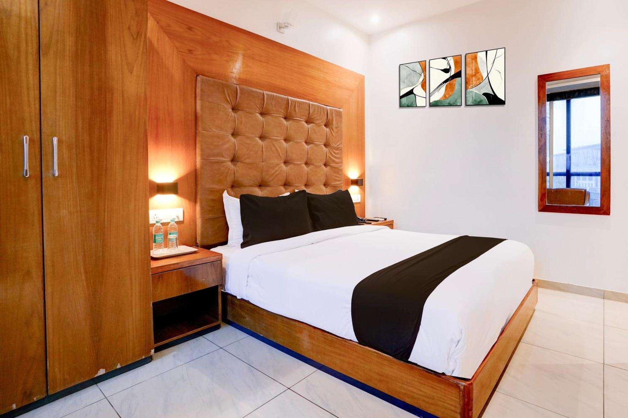 Super Townhouse Oak Times Square Le Western Mumbai Bagian luar foto