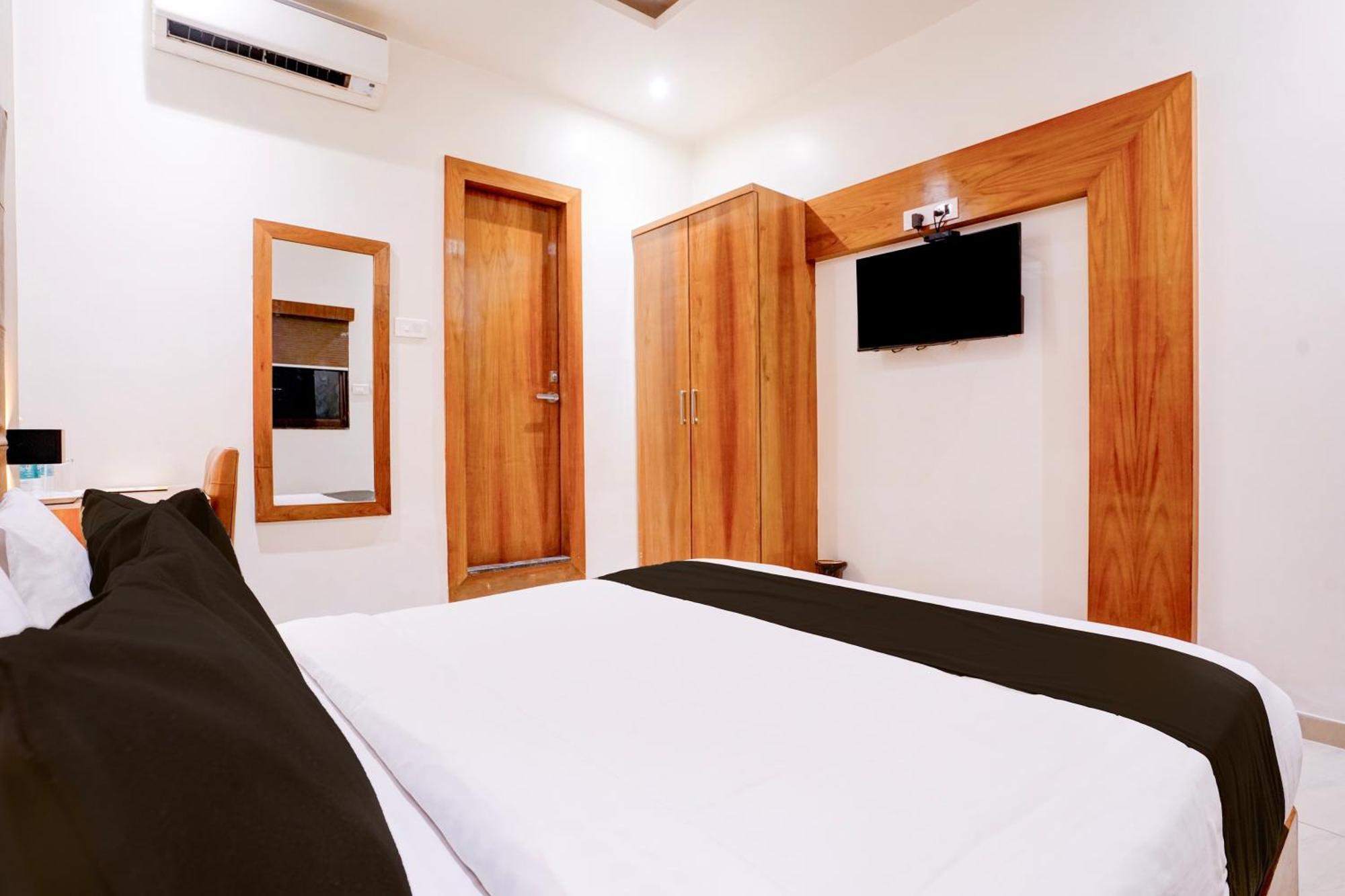 Super Townhouse Oak Times Square Le Western Mumbai Bagian luar foto