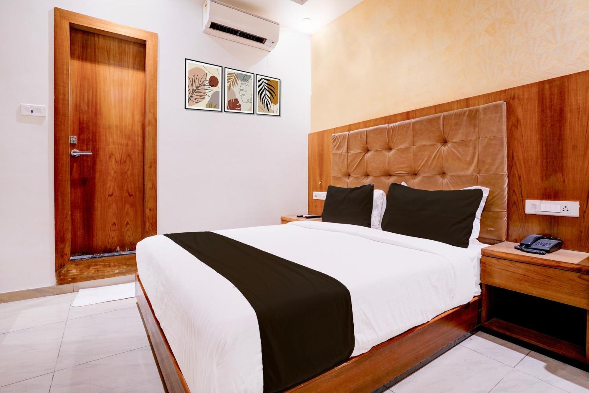 Super Townhouse Oak Times Square Le Western Mumbai Bagian luar foto