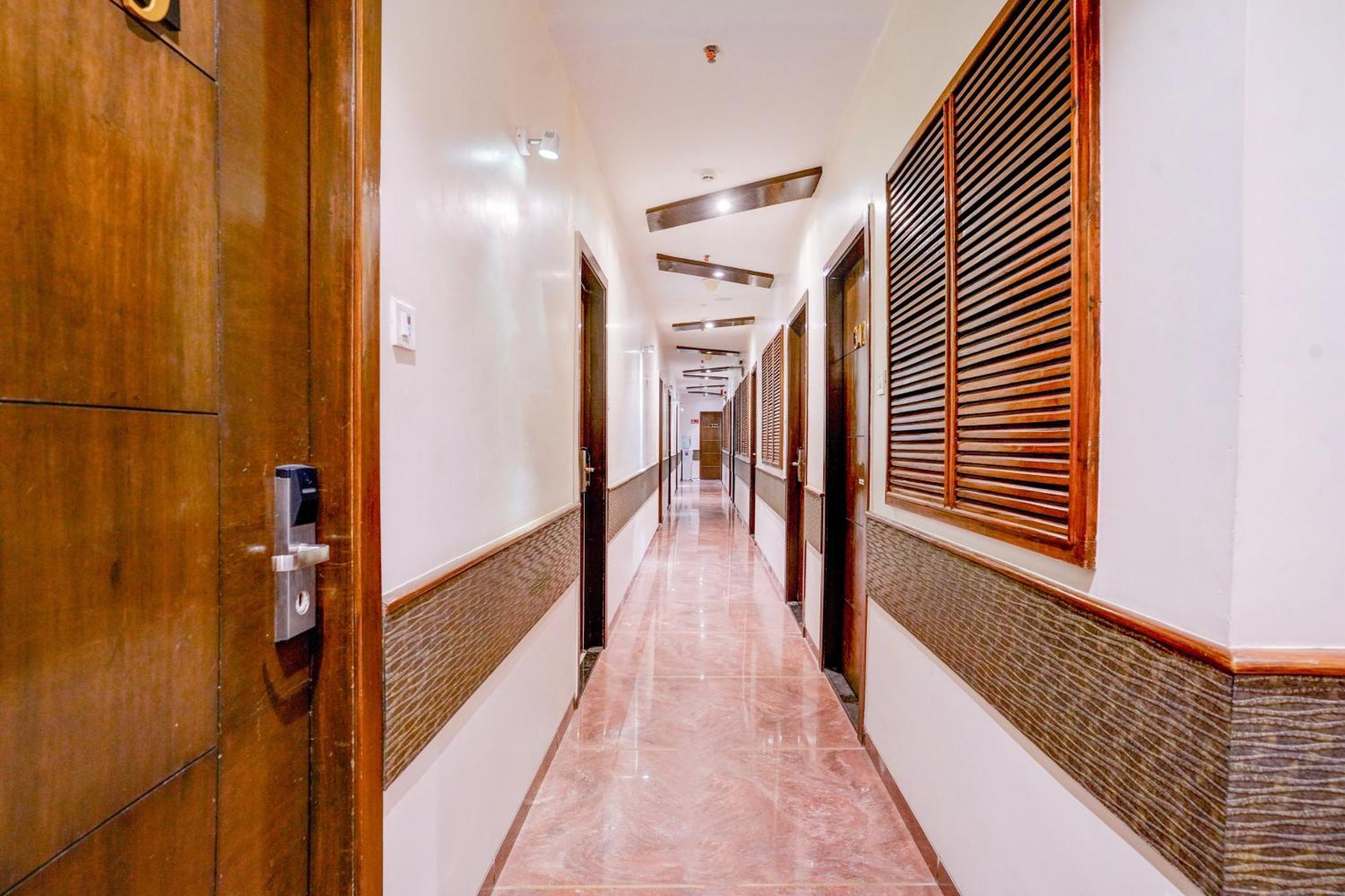 Super Townhouse Oak Times Square Le Western Mumbai Bagian luar foto