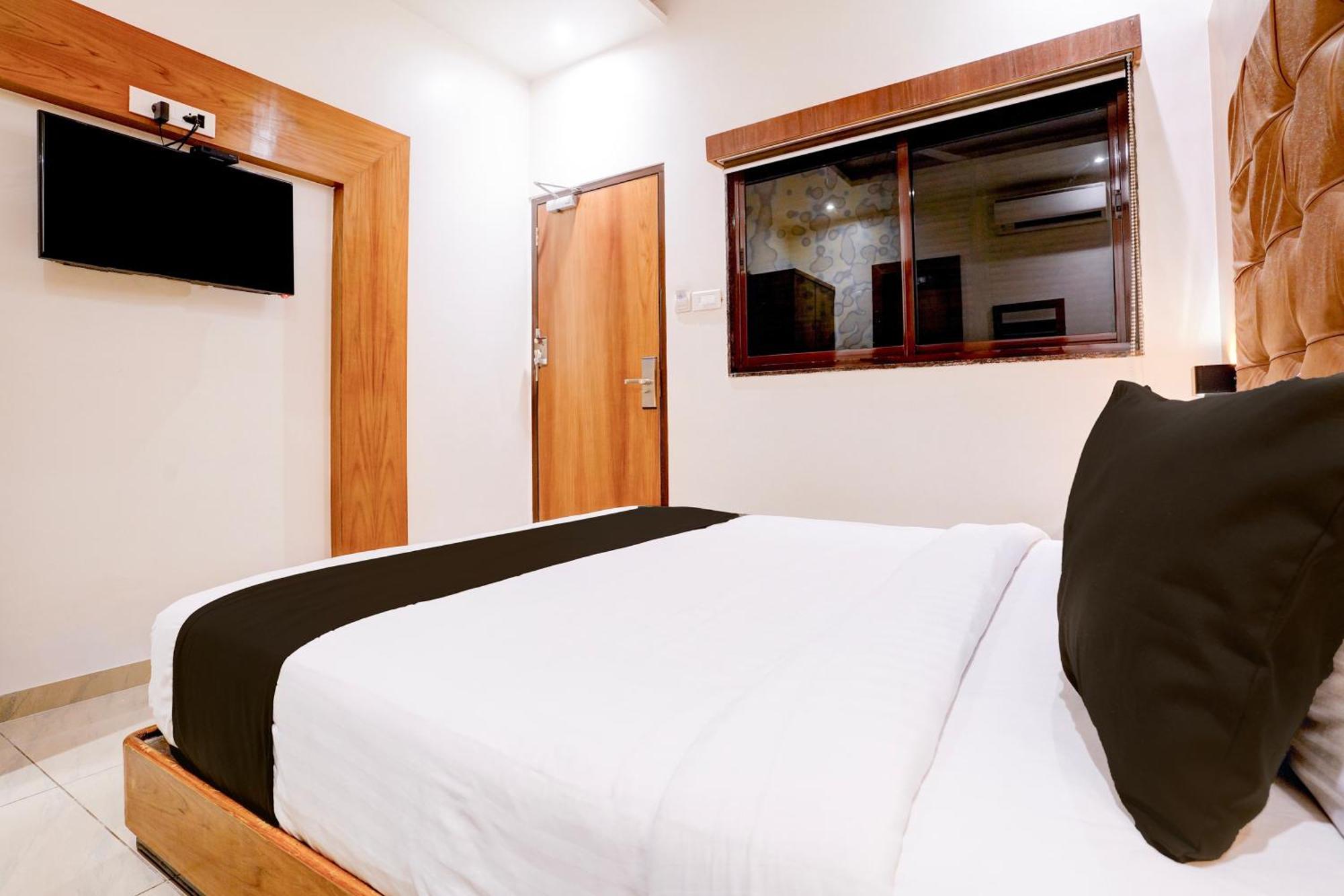 Super Townhouse Oak Times Square Le Western Mumbai Bagian luar foto