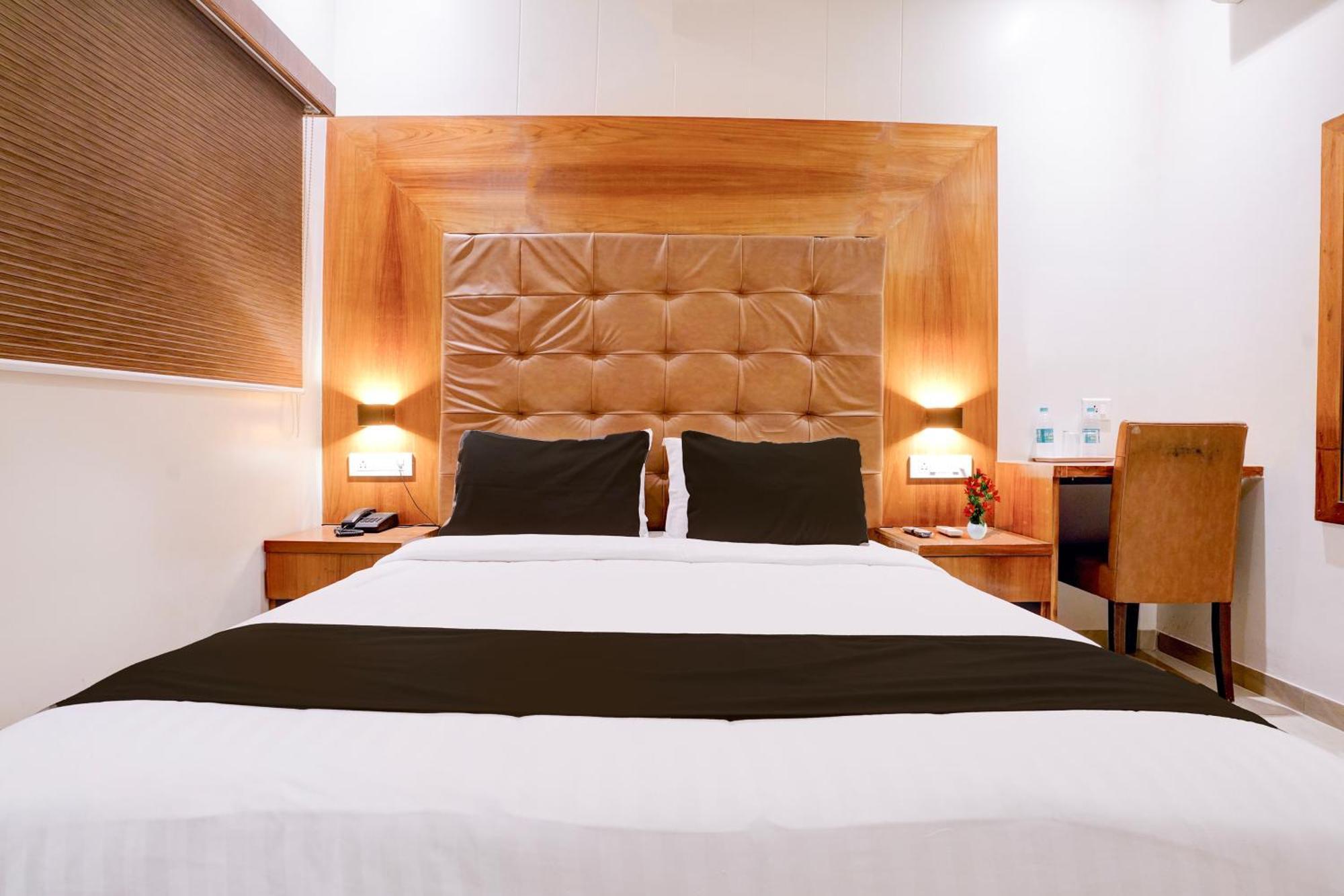 Super Townhouse Oak Times Square Le Western Mumbai Bagian luar foto