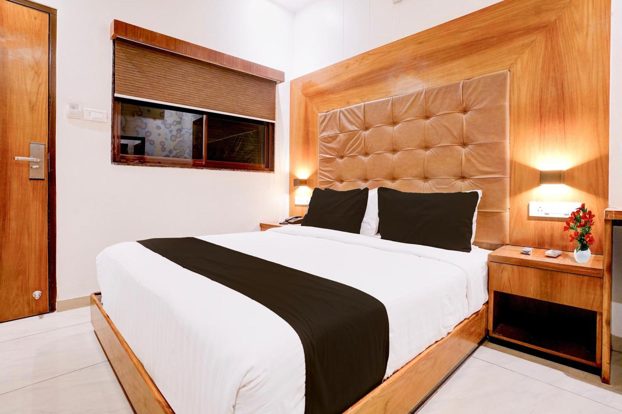 Super Townhouse Oak Times Square Le Western Mumbai Bagian luar foto